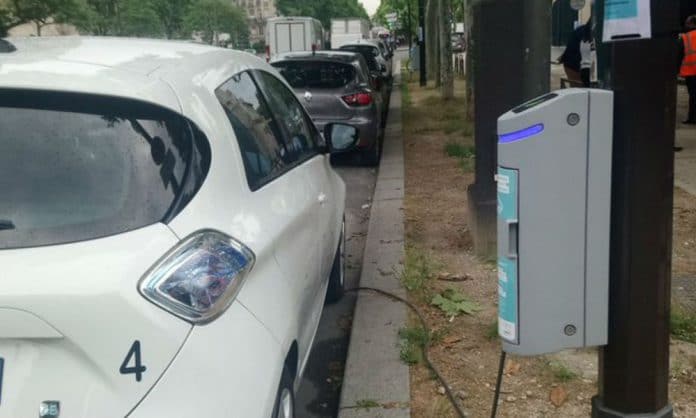 Paris Borne recharge lampadaire
