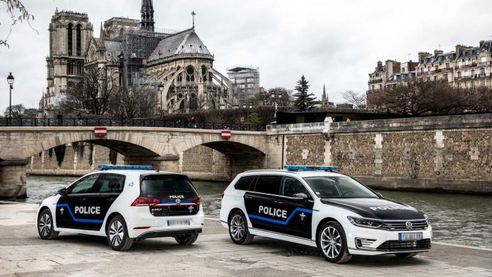 police parisienne en voiture électrique