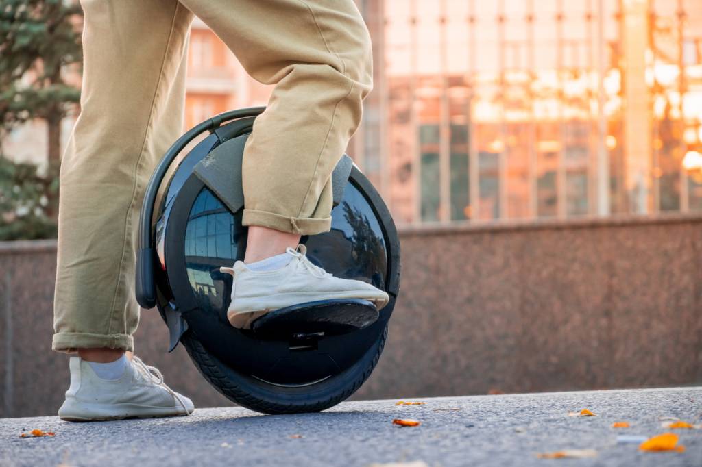 Homme prêt à réaliser un trajet urbain sur une roue monowheel