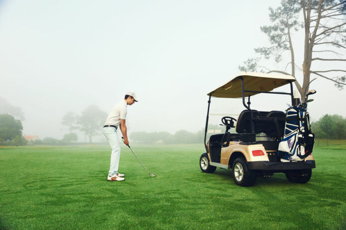 Golfeur et sa voiturette electrique