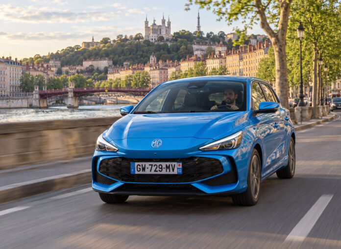 Voiture MG3 hybrid+ circulant à Lyon